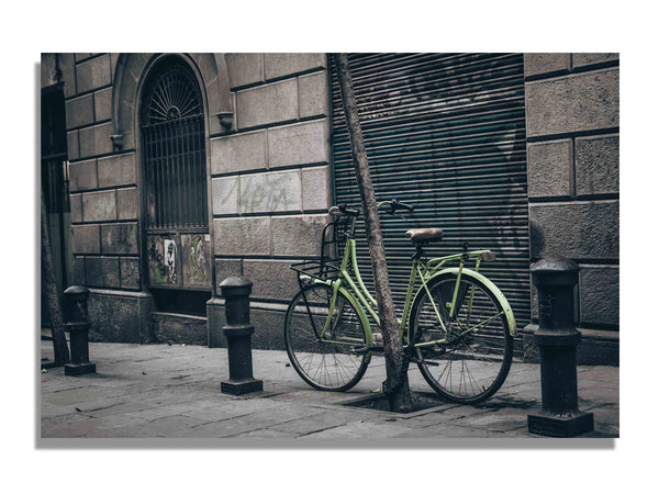 Bicyclette verte dans une ruelle à Barcelone